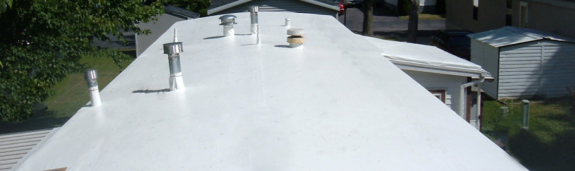 Flat roof with a white TPO (Thermoplastic Polyolefin) roofing system, designed for energy efficiency, durability, and weather resistance. Empire Contractors specializes in professional TPO roof installation for commercial and residential buildings.